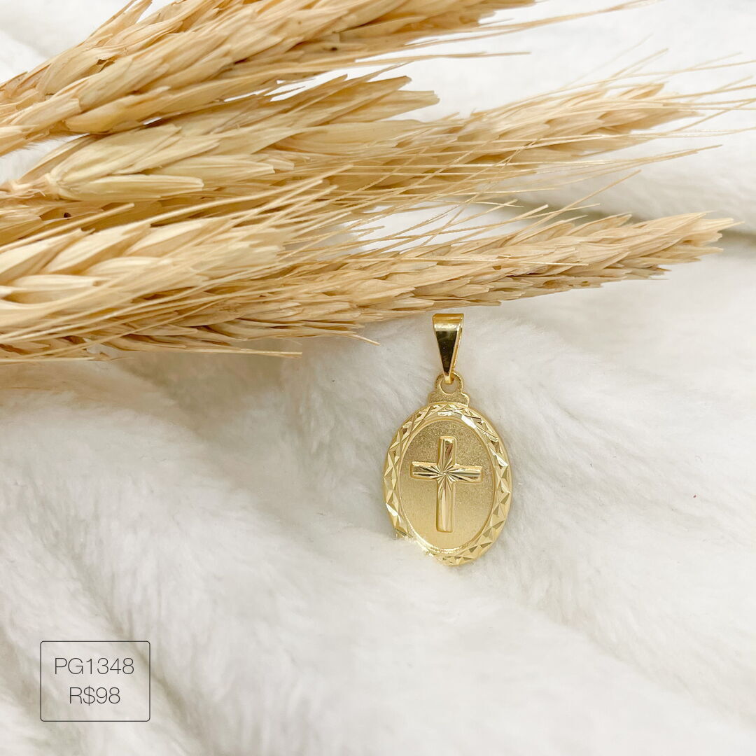 Pingente de Crucifixo Oval Diamantado Liso Dourado